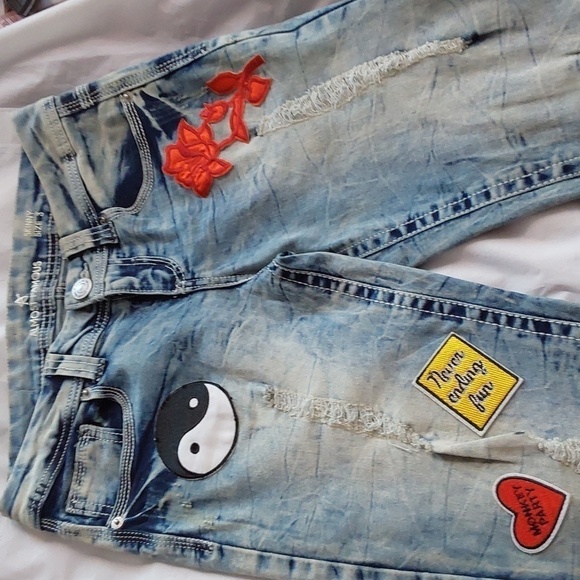 Almost Famous- Light WASH Distressed Jeans Patches Edgy Funky Sz.3 - Picture 1 of 8